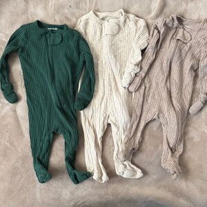 Organic Cotton Sleep and Play Pack of 5
Grey, tan, cream, green, dinosaurs